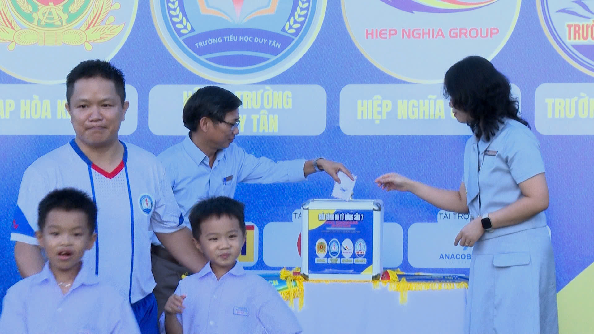 Trường Tiểu học Duy Tân giải bóng đá gây quỹ hỗ trợ học sinh có hoàn cảnh khó khăn