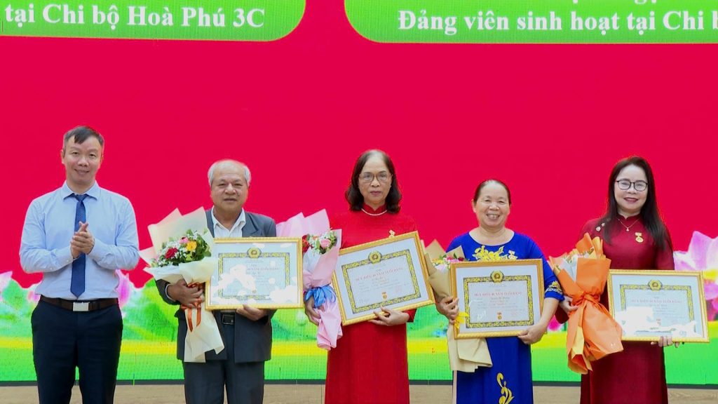 Phường Hòa Khánh trao Huy hiệu Đảng đợt 7/11 cho 18 đảng viên