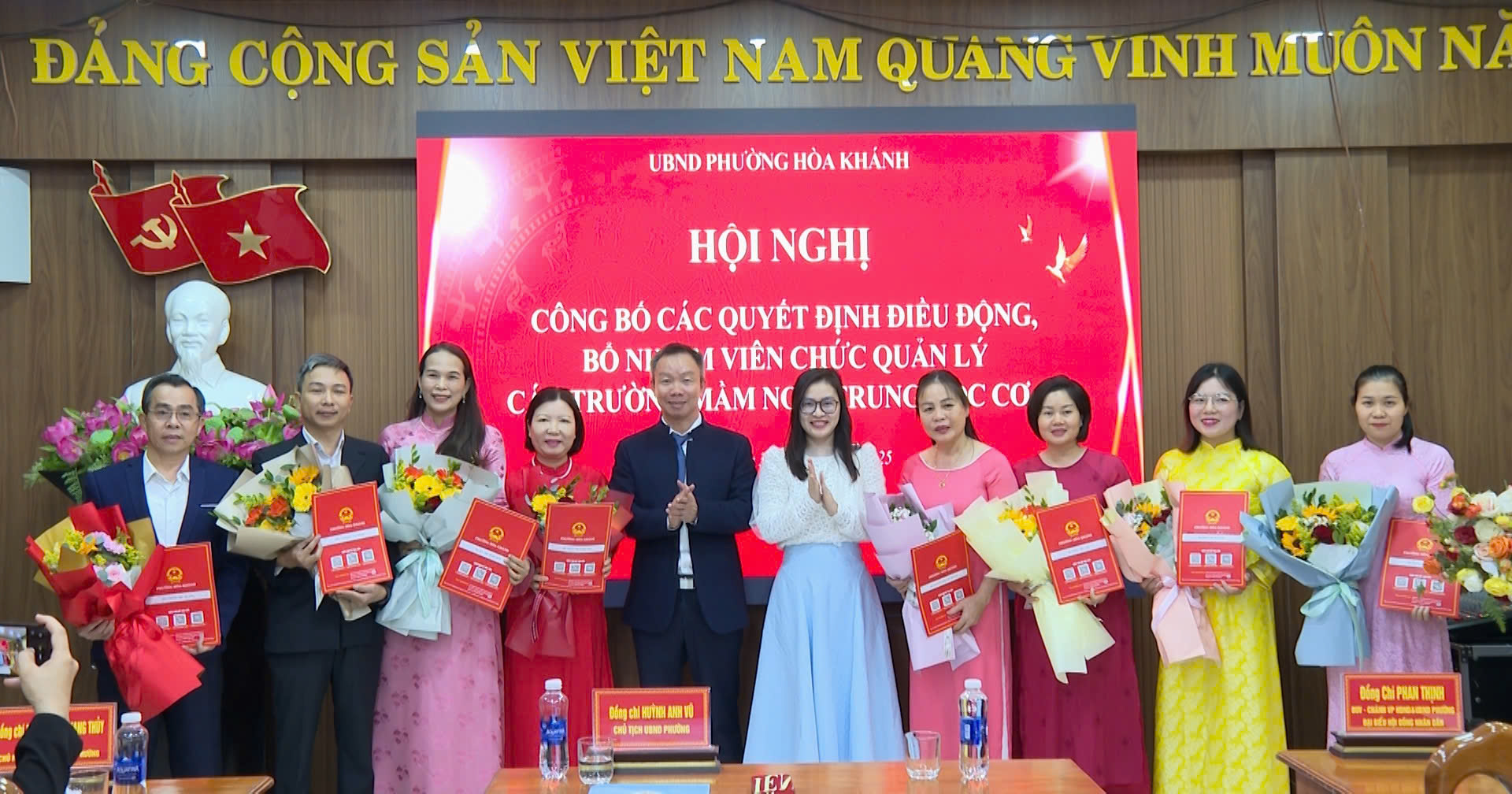 UBND phường Hòa Khánh công bố các Quyết định điều động, bổ nhiệm 8 viên chức quản lý các trường Mầm non, THCS