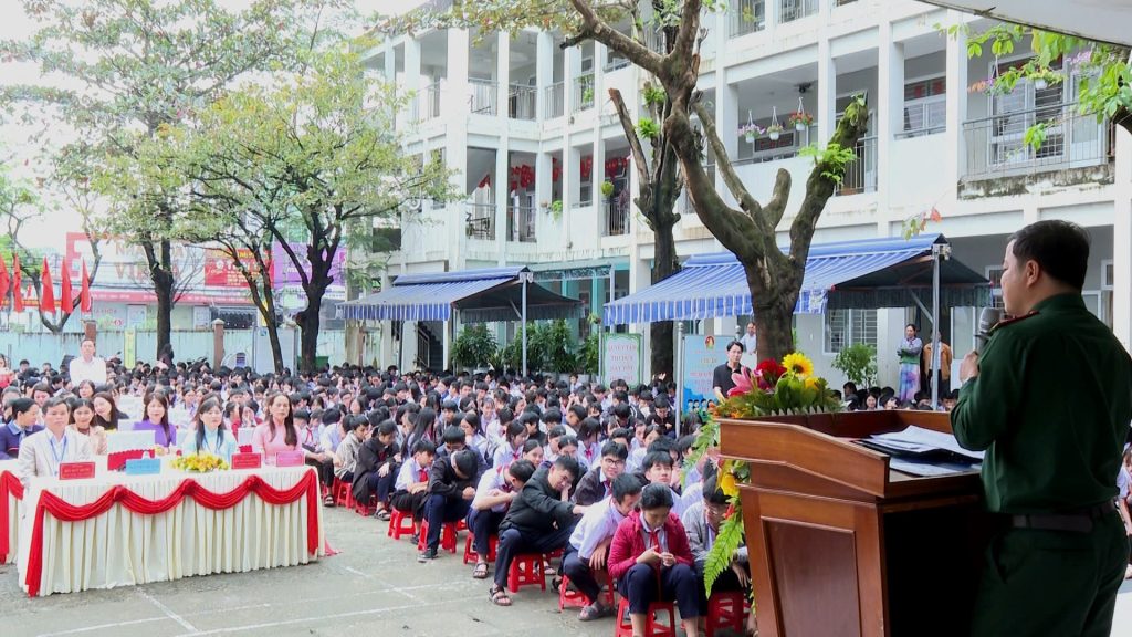 Trường THCS Nguyễn Bỉnh Khiêm sinh hoạt chủ điểm “Uống nước nhớ nguồn” kỷ niệm 81 năm Ngày thành lập QĐND Việt Nam