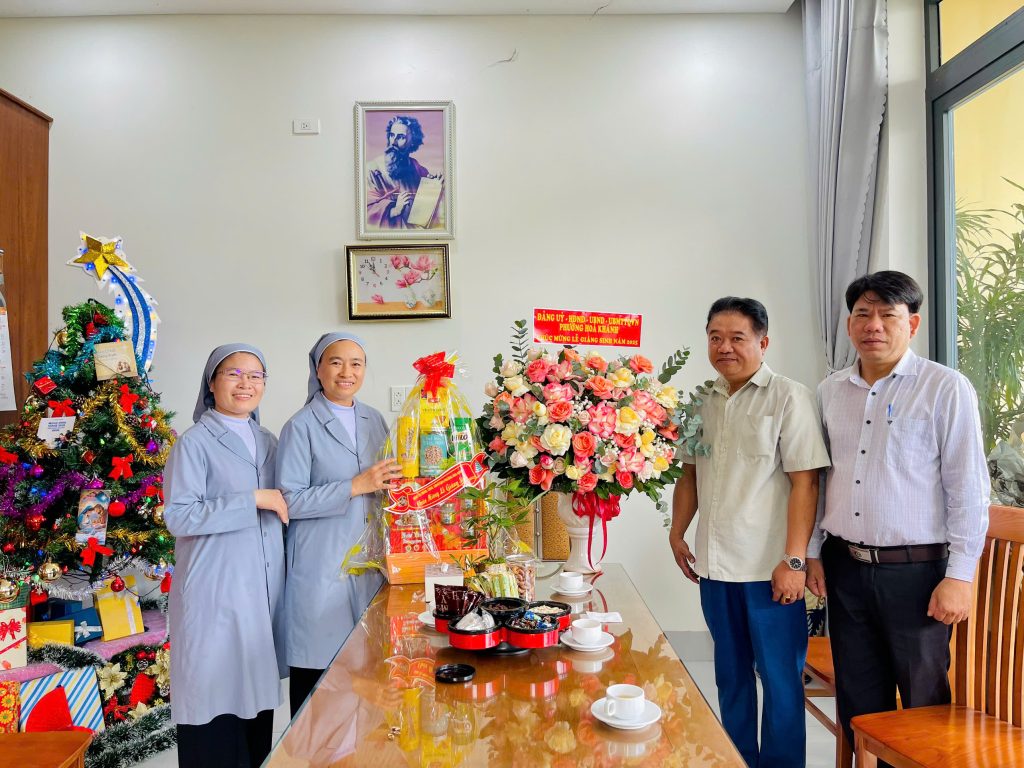 Lãnh đạo phường Hòa Khánh thăm và chúc mừng các Dòng tu trên địa bàn nhân dịp Lễ Giáng sinh năm 2025