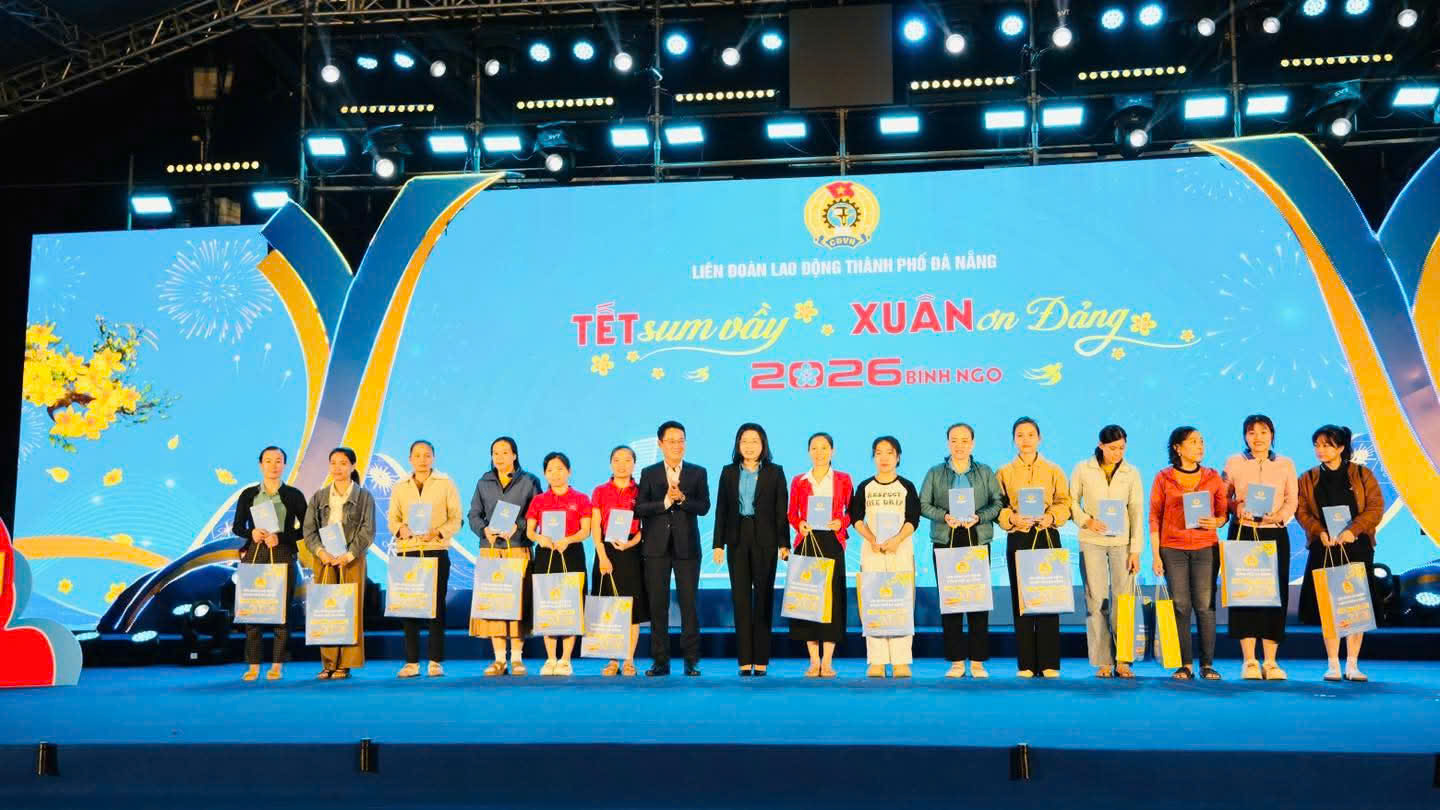 Rộn ràng sắm Tết giá “phúc lợi” tại Chợ Tết Công đoàn.